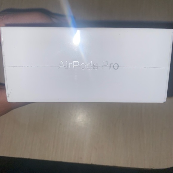 AirPods - Picture 3 of 6
